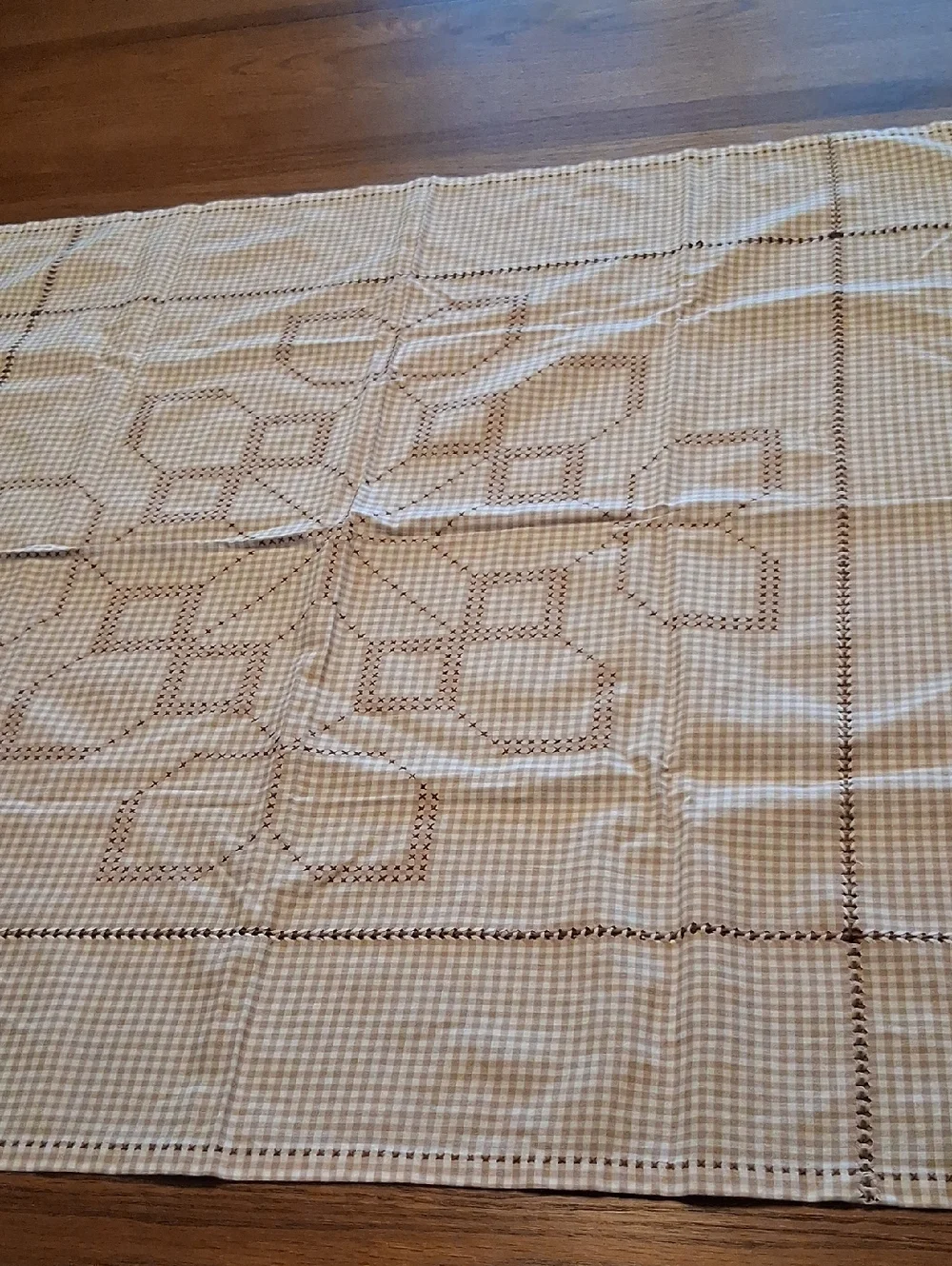 Vintage-style‎ tablecloth featuring intricate embroidery handwork, 31